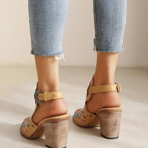 Womens Size 10 Heeled Clogs. New. - Picture 3 of 3